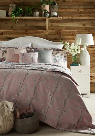 seoska spavaća soba s drvenim pločama i drvenim policama