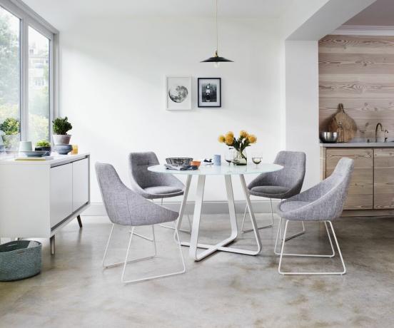 Mesa de jantar em tecido cinza em cozinha contemporânea de plano aberto por Furniture Village