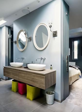 современная ванная комната с двумя раковинами, двумя зеркалами и настенным ящиком для хранения вещей