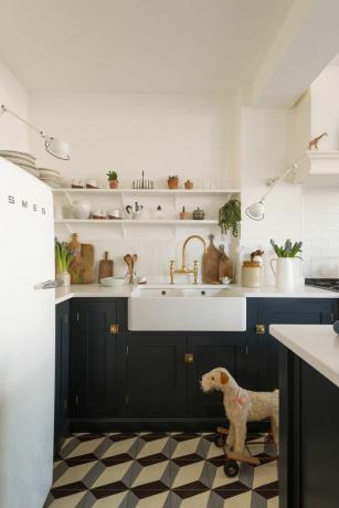 Zwarte keuken met gedessineerde vloertegels