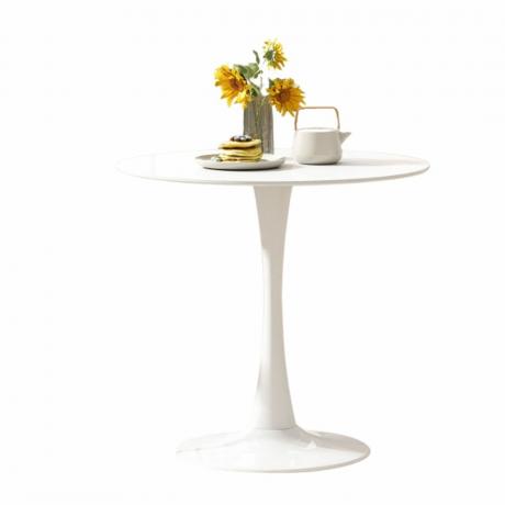 Un tavolino bianco con fiori sopra