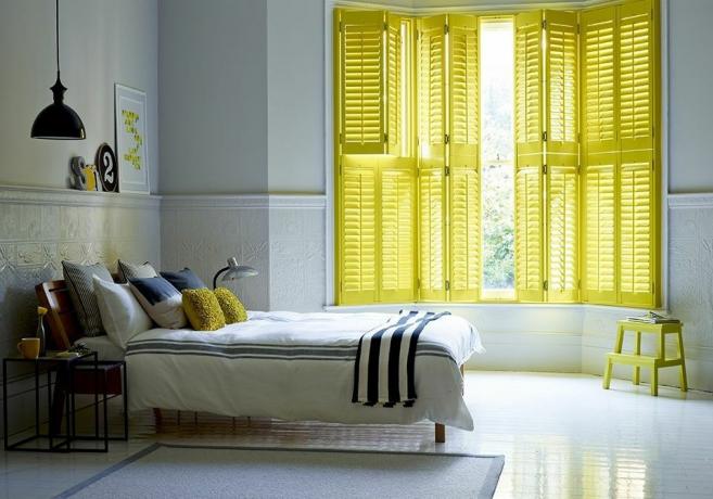 Keltaiset ikkunaluukut makuuhuoneessa