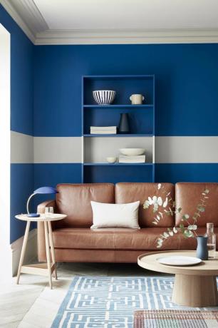 blocos de cores azul e branco em uma sala de estar com sofá de couro