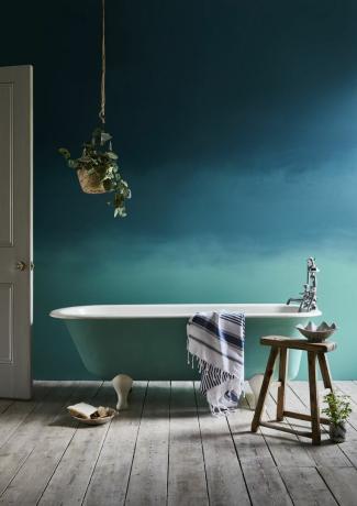 baie finisată în nuanțe de albastru, cu baie cu role