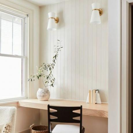 Małe biurko z białą ścianą