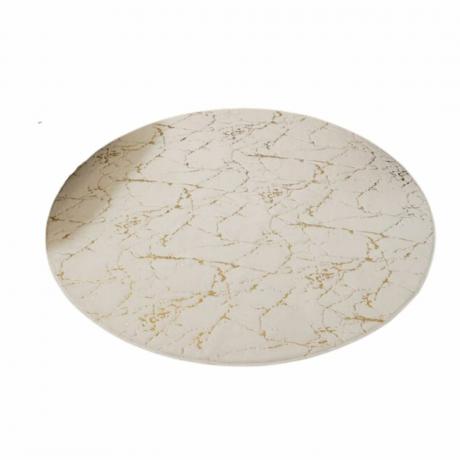 Bílý koberec s texturou zlatého mramoru