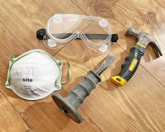 Самодельные защитные очки и пылезащитная маска рядом с молотком и зубилом