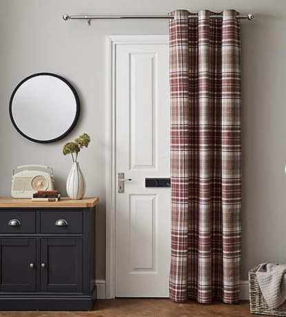 un rideau thermique à carreaux couvrant une porte blanche dans un salon confortable