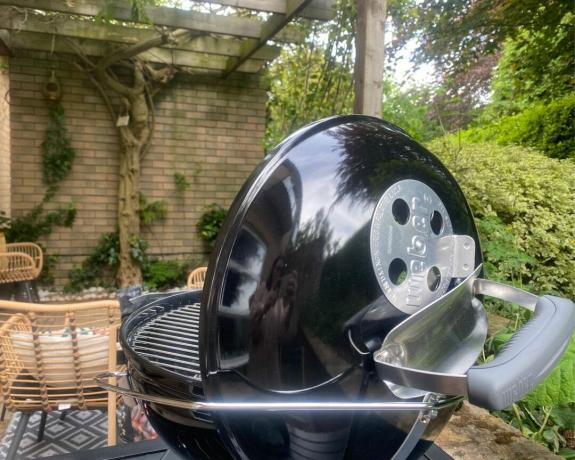 Barbecue Weber Smokey Joe con coperchio incernierato in giardino