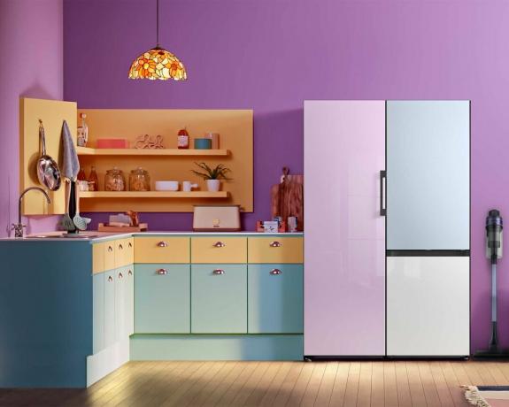 Frigorífico con congelador lila, azul cielo y blanco en una cocina pintada de púrpura con gabinetes azules - samsung