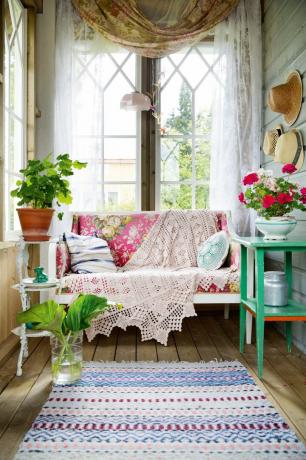 Alpendre de casa sueca com vintage e plantas
