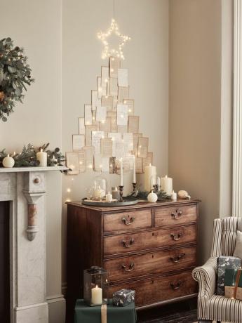Vecchi fogli di inni a forma di albero di Natale dietro il petto in soggiorno