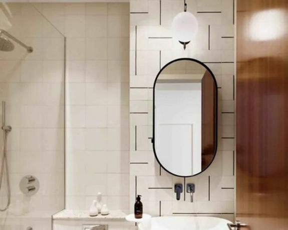 Salle de bain avec miroir et applique