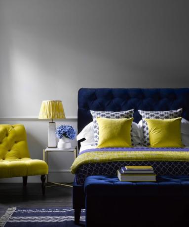 Tamsiai mėlynos ir geltonos spalvos miegamojo dekoras, kurį sukūrė Sofa.com