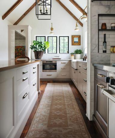 virtuvė su virtuvės kilimėliu ir sijomis