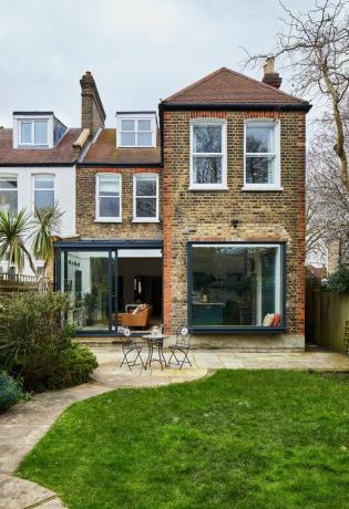 A extensão da cozinha em estilo conservatório de Andrew e Katie White é uma adição brilhante e simpática à sua casa eduardiana em Lewisham