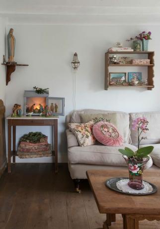 sofa-i-stuen-hvite vegger-orkidé-fødsel