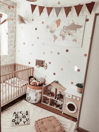Chambre de bébé neutre avec des autocollants muraux