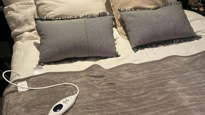 Cea mai bună pătură electrică pe pat lenjerie de pat crem și gri