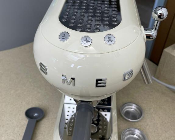 Et nærbilde av Smeg kaffetrakter som viser 3-knappers betjening