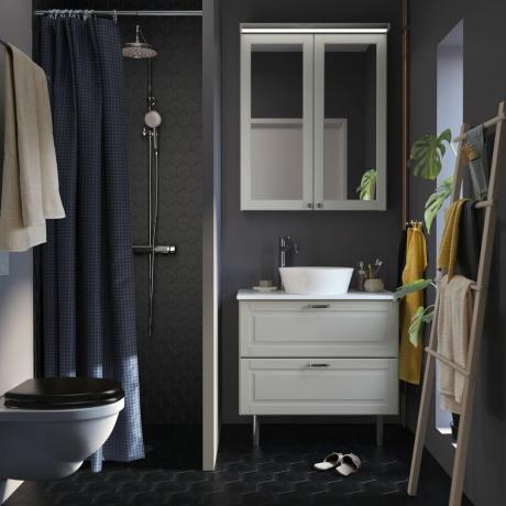 pieni kylpyhuone, jossa on tumma värimaailma Ikealta