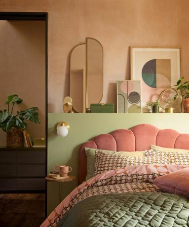Citrin-Schlafzimmer mit Kopfteil aus rosa Samt, Wandregal in der Galerie und Wandleuchten als Nachttischbeleuchtung – Habitat