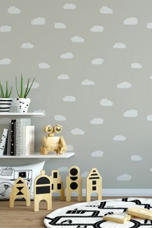 Jak navrhnout dětský pokoj: dětská ložnice se šedou tapetou s bílými mraky od limelace