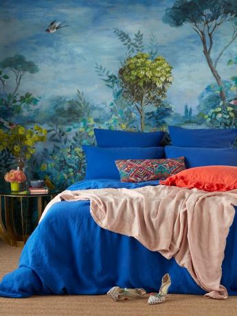 Sininen makuuhuone seinämaalauksella