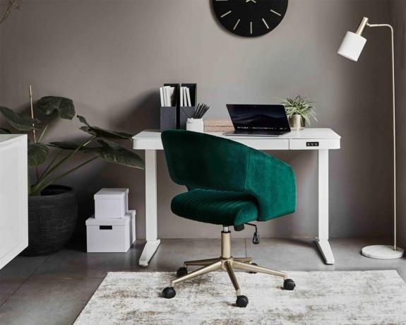 Justerbart skrivbord med grön sammetstol från Furniture Village
