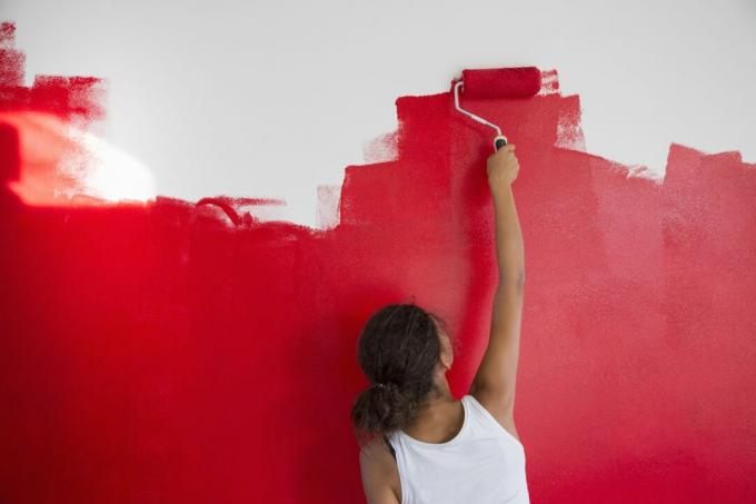 Malování místnosti červenými válečky