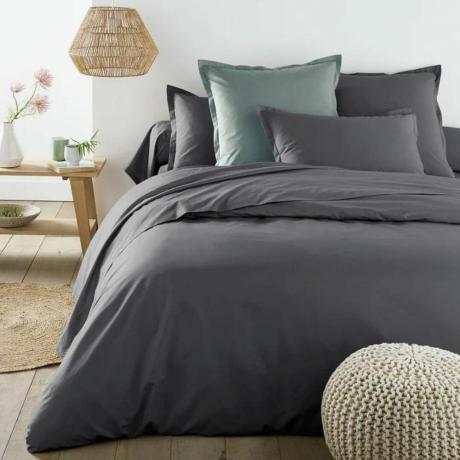 寝室のライフスタイル画像のベッドに黒い寝具セット