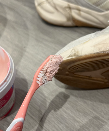 En rosa tannbørste med Pink Stuff-pastaen