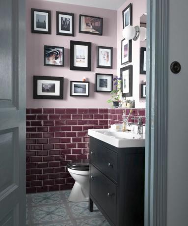 タイルマウンテンのそばの小さなバスルームにある紫色のメトロタイル