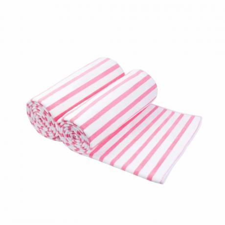 Kaksi vaaleanpunaista raidallista pyyhettä käärittynä