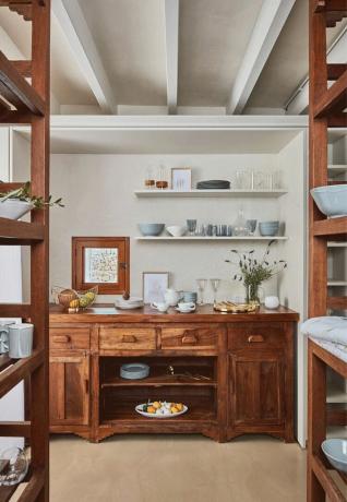 Zara Home'dan country tarzı bir mutfakta açık raflar
