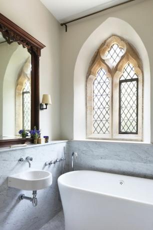 Luxe badkamer in monumentaal pand met boogramen