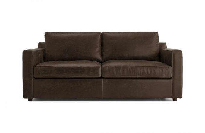 Un divano letto in pelle marrone scuro