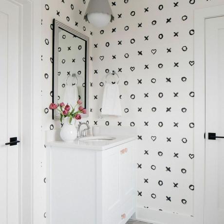 하트와 키스 현대적인 디자인 벽지가 있는 모노 욕실의 흰색 맞춤형 화장대