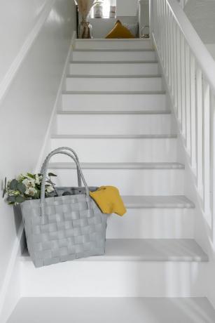 灰色と白の色調で塗装された階段の変身